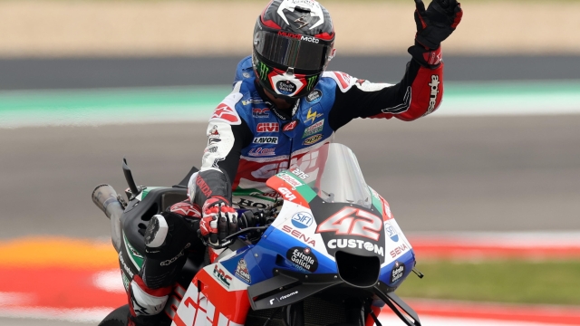 epa10574434 Spanish rider Alex Rins of the LCR Honda Castrol Team waves to the crowd during the qualifying round of the MotoGP category for the Motorcycling Grand Prix of The Americas at the Circuit of The Americas in Austin, Texas, USA, 15 April 2023  EPA/ADAM DAVIS