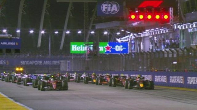 Le immagini del primo giro del Gran Premio di Formula 1 di Singapore: taglia per primo il traguardo Sergio Perez, che riesce subito a strappare il primo posto al poleman Charles Leclerc.