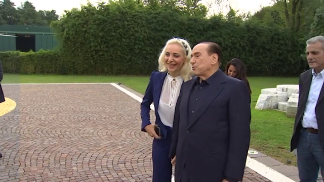 Silvio Berlusconi ha compiuto ieri 86 anni e la compagna Marta Fascina lo ha omaggiato con una mongolfiera, dei cuori rossi e una dolce dedica. (Video Twitter @berlusconi)