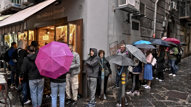 Nel pomeriggio di oggi la fila  nel mercato di  Montesanto a Napoli davanti alla salumeria del famoso TikToker  Donato De Caprio figlio della donna trovata morta nella sua casa del quartiere Pianura    18 aprile 2023. ANSA/CIRO FUSCO 18  aprile 2023