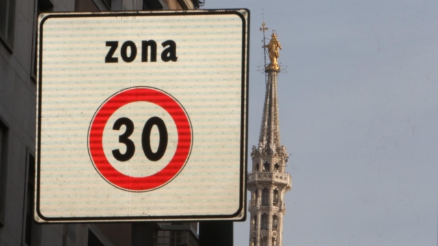 Zona 30, un cartello stradale con sfondo Duomo e Madonnina, con limite di velocita' di  trenta chilometri orari in centro a Milano,12 gennaio 2023.  ANSA/PAOLO SALMOIRAGO