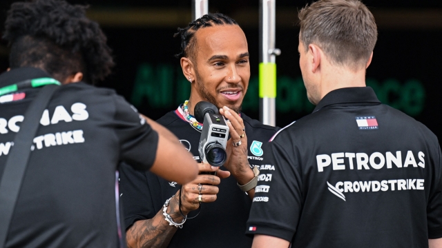 Lewis Hamilton ai box Mercedes a Baku. AFP