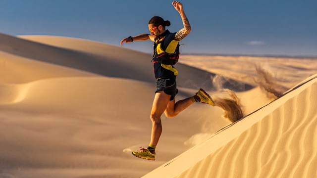 Michele Graglia trains in the desert. (c) Damiano Levati/Storyteller-Labs