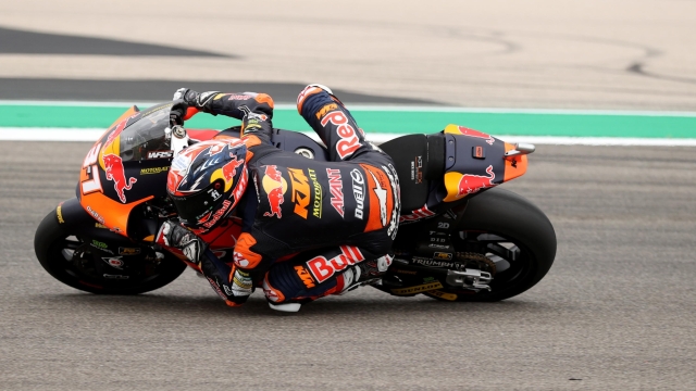 epa10573123 Spanish rider Pedro Acosta of Red Bull KTM Ajo Team in action during the second free practice session of the Moto2 category for the Motorcycling Grand Prix of The Americas at the Circuit of The Americas in Austin, Texas, USA, 14 April 2023.  EPA/ADAM DAVIS