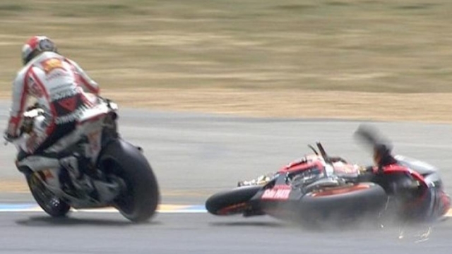 Pedrosa nel 2011 a Le Mans cade per un contatto con Simoncelli