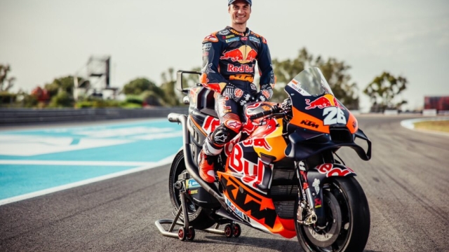 Daniel Pedrosa sorride sula sua KTM Red Bull 2023