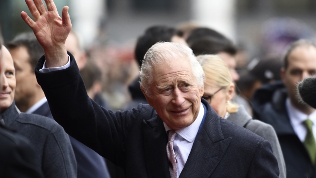 Britain's King Charles III waves as he arrives at the city hall in Hamburg, Germany, Friday, March 31, 2023. King Charles III arrived Wednesday for a three-day official visit to Germany. (AP Photo/Gregor Fischer)  Associated Press/LaPresse  EDITORIAL USE ONLY/ONLY ITALY AND SPAIN