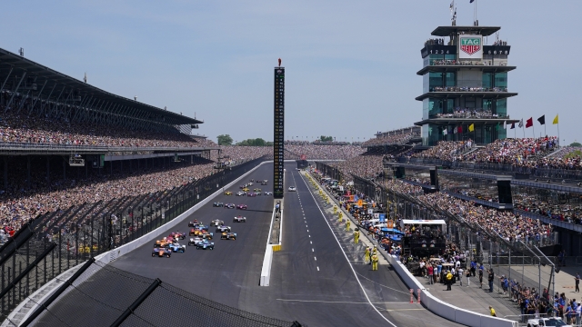 Scott Dixon (9), of New Zealand, leads the field on the start of the the Indianapolis 500 auto race at Indianapolis Motor Speedway in Indianapolis, Sunday, May 29, 2022. (AP Photo/Michael Conroy)