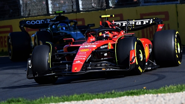 Ferrari's Spanish driver Carlos Sainz Jr competes during the 2023 Formula One Australian Grand Prix at the Albert Park Circuit in Melbourne on April 2, 2023. (Photo by Paul CROCK / AFP) / -- IMAGE RESTRICTED TO EDITORIAL USE - STRICTLY NO COMMERCIAL USE --