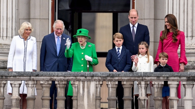 (FILES) In this file photo taken on June 5, 2022 Britain's Queen Elizabeth II (3rd L) stands on Buckingham Palace balcony with (From L) Britain's Camilla, Duchess of Cornwall, Britain's Prince Charles, Prince of Wales, Britain's Prince George of Cambridge, Britain's Prince William, Duke of Cambridge, Britain's Princess Charlotte of Cambridge, Britain's Catherine, Duchess of Cambridge, and Britain's Prince Louis of Cambridge at the end of the Platinum Pageant in London as part of Queen Elizabeth II's platinum jubilee celebrations. - Queen Elizabeth II, the longest-serving monarch in British history and an icon instantly recognisable to billions of people around the world, has died aged 96, Buckingham Palace said on Thursday. Her eldest son, Charles, 73, succeeds as king immediately, according to centuries of protocol, beginning a new, less certain chapter for the royal family after the queen's record-breaking 70-year reign. (Photo by LEON NEAL / POOL / AFP)