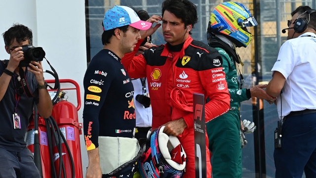 Carlos Sainz junior con Sergio Perez. AFP