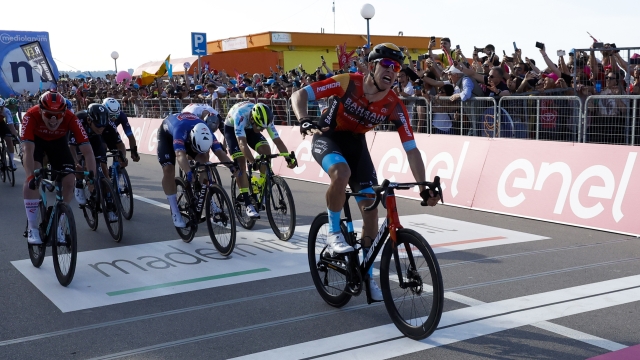 Giro d'Italia 2023 - 106th Edition - 2nd stage Teramo - San Salvo 202 km - 07/05/2023 - Jonathan Milan (ITA - Bahrain - Victorious) - David Dekker (NED - Team Arkea Samsic) - Arne Marit (BEL - Intermarché - Circus - Wanty) - Kaden Groves (AUS - Alpecin - Deceuninck) - photo Ilario Biondi/SprintCyclingAgency©2023