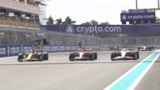 Il doppio sorpasso di Verstappen su Leclerc e Magnussen