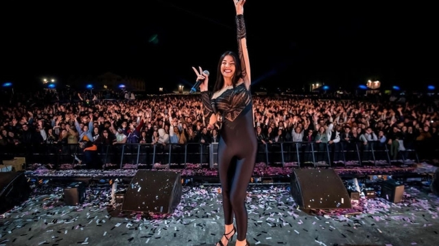 Ginevra Lamborghini posa con i fan al termine di un concerto
