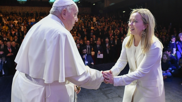 Giorgia Meloni e Papa Francesco insieme agli Stati Generali della Natalità