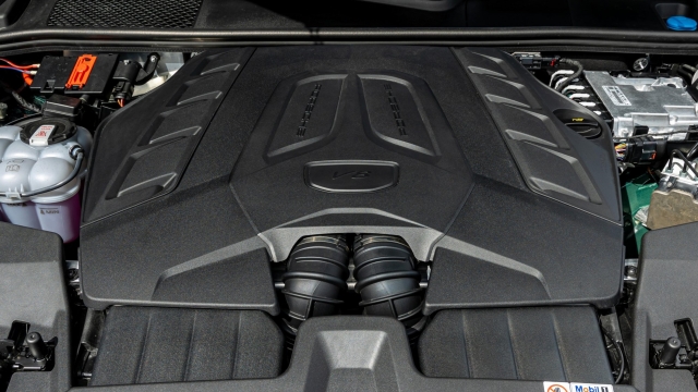 La Cayenne S è ora equipaggiata con motore V8