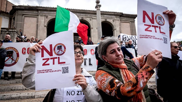 Proteste nei confronti della nuova fascia verde di Roma. Getty