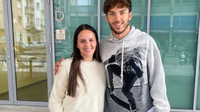Gasly posa con Antonela, tifosa che è partita dall'Uruguay per vederlo dal vivo (foto Instagram)