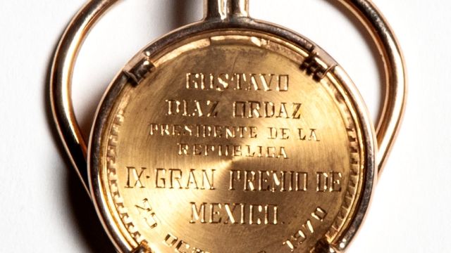 La medaglia d'oro massiccio donata dal Presidente del Messico Gustavo Diaz Ortaz per la vittoria al Gran Premio de Mexico il 25 ottobre 1970.