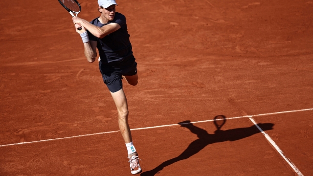 Italy's Jannik Sinner returns the ball to Germany's Daniel Altmaier during their men's singles match on day five of the Roland-Garros Open tennis tournament at the Court Suzanne-Lenglen in Paris on June 1, 2023. (Photo by Anne-Christine POUJOULAT / AFP)