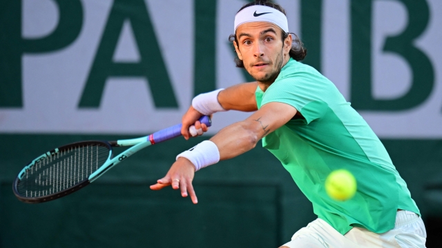 Italy's Lorenzo Musetti plays a forehand return to Britain's Cameron Norrie during their men's singles match on day six of the Roland-Garros Open tennis tournament at the Court Simonne-Mathieu in Paris on June 2, 2023. (Photo by Emmanuel DUNAND / AFP)