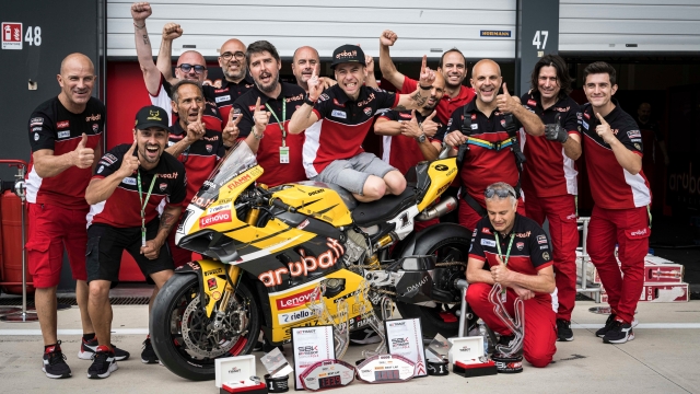 Bautista e il team Ducati festeggiano