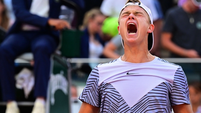 Denmark's Holger Rune celebrates his victory over Argentina's Francisco Cerundolo during their men's singles match on day nine of the Roland-Garros Open tennis tournament at the Court Suzanne-Lenglen in Paris on June 5, 2023. (Photo by Emmanuel DUNAND / AFP)
