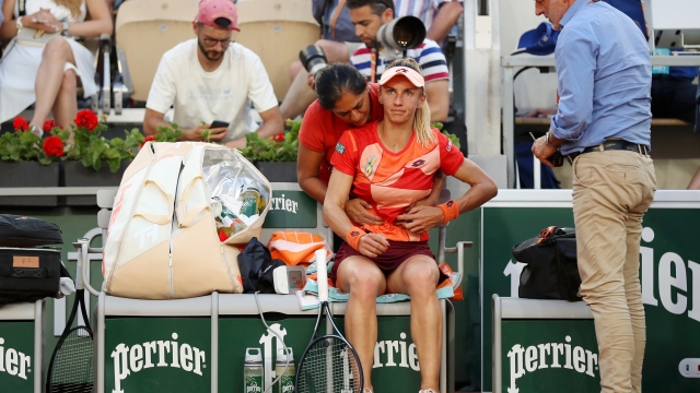 PARIS, FRANCE - JUNE 05: Lesya Tsurenko of Ukraine receives treatment during a break between sets against Iga Swiatek of Poland during the Women's Singles Fourth Round match on Day Nine of the 2023 French Open at Roland Garros on June 05, 2023 in Paris, France. (Photo by Lewis Storey/Getty Images)