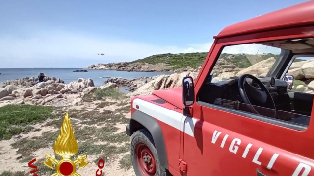 Vigili del fuoco intervenuti ne luogo in cui un turista lombardo di 62 anni è stato colpito da un masso mentre era in spiaggia a La Maddalena, 14 giugno 2023. ANSA/ VIGILI DLE FUOCO ++HO - NO SALES EDITORIAL USE ONLY++