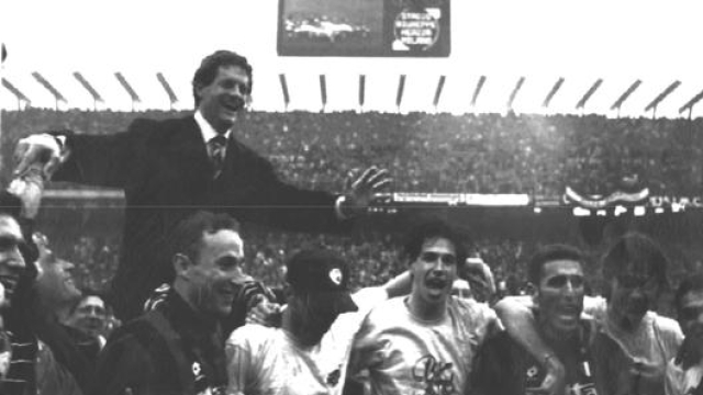 È il 17 aprile 1994: Capello portato in trionfo dopo la vittoria dello scudetto. Ansa