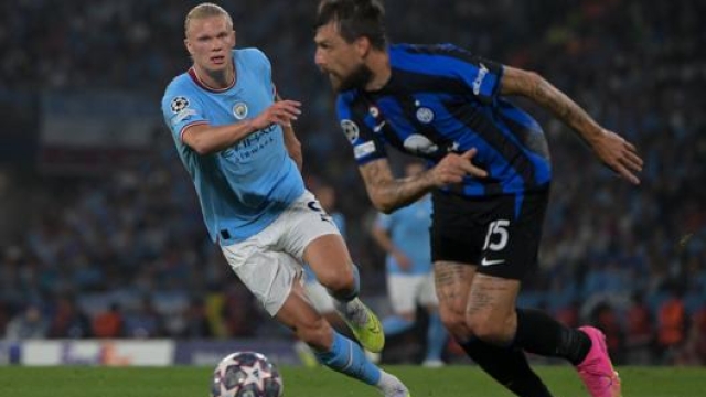 Frencesco Acerbi e Erling Haaland durante la finale di Champions League, Afp