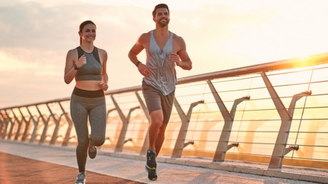Prevenire infortuni in uomo e donna runner