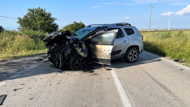 Il luogo del gravissimo incidente stradale avvenuto nel pomeriggio lungo la statale 90, all'altezza di Troia, nel Foggiano, con un bilancio di tre morti, 28 maggio 2023. Sono rimaste coinvolte un'auto e due moto. Sul posto sono intervenuti carabinieri, vigili del fuoco e sanitari del 118. ANSA/ FRANCO CAUTILLO