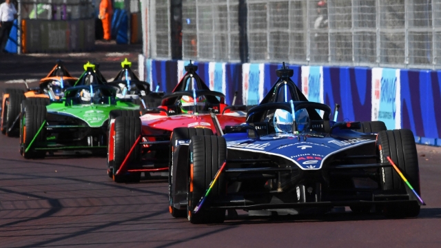 Maserati MSG Racing's driver Maximilian Gunther races ahead of Nissan's driver Sacha Fenestraz (C) and Envision Racing's driver Nick Cassidy (L) during the 2023 Cape Town E-Prix in Cape town on February 25, 2023. (Photo by Rodger Bosch / AFP)