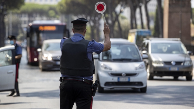 Carabinieri effettuano un posto di blocco prima del Ferragosto davanti l'Arco di Costantino, Roma, 14 agosto 2021. ANSA/MASSIMO PERCOSSI