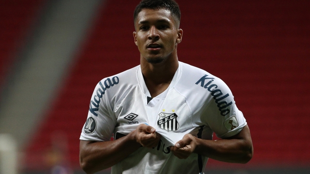 BRASILIA, BRAZIL - APRIL 13: Marcos Leonardo of Santos celebrates after scoring the opening goal during a third round second leg match between Santos and San Lorenzo as part of Copa CONMBEOL Libertadores at Mane Garrincha Stadium on April 13, 2021 in Brasilia, Brazil. (Photo by Buda Mendes/Getty Images)