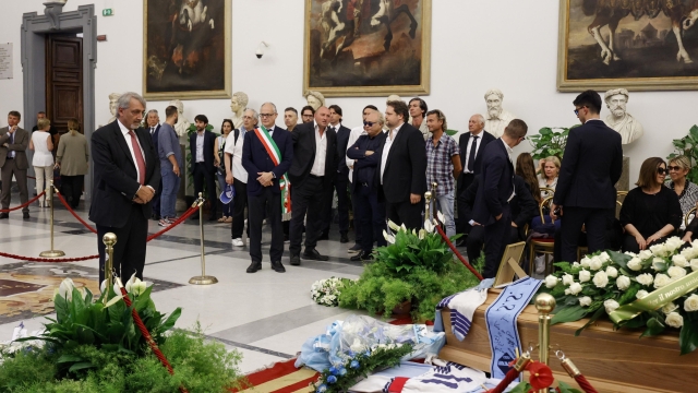 Il presidente della regione Lazio, Francesco Rocca (S),  durante la camera ardente di Vincenzo dAmico in Campidoglio, Sala della Protomoteca, Roma 3 luglio 2023. ANSA/FABIO FRUSTACI.
