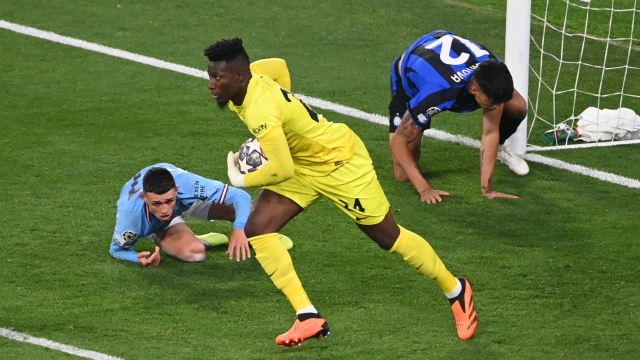 epa10684283 Goalkeeper Andre Onana of Inter (C) makes a save against Phil Foden (L) of Manchester City during UEFA Champions League Final soccer match between Manchester City and Inter Milan, in Istanbul, Turkey, 10 June 2023.  EPA/GEORGI LICOVSKI