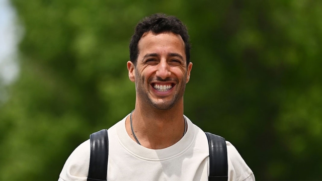 Daniel Ricciardo sorridente nel paddock della Formula 1. Red Bull