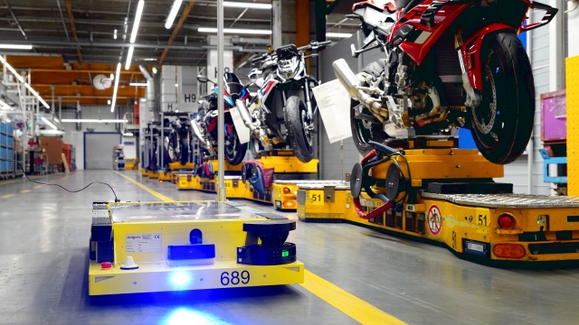 I carrelli elevatori autonomi del nuovo centro logistico di Bmw Motorrad
