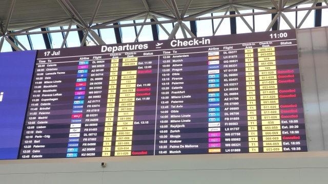 Il tabellone con le partenze dei voli all'aeroporto di Fiumicino in una foto di archivio. ANSA/TELENEWS