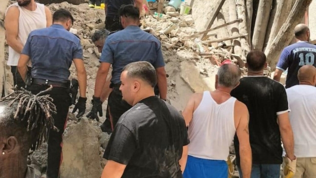 Una palazzina di tre piani è crollata a Torre del Greco (Napoli), 16 luglio 2023. In base alle prime informazioni, ci sarebbero persone coinvolte nel crollo mentre una donna è stata estratta viva dalle macerie dai vigili del fuoco. ///// A three-story building collapsed in Torre del Greco, in the province of Naples, Italy, 16 July 2023. According to initial information, there would be people involved in the collapse while a woman was pulled alive from the rubble by firefighters. ANSA/CARABINIERI +++ ANSA PROVIDES ACCESS TO THIS HANDOUT PHOTO TO BE USED SOLELY TO ILLUSTRATE NEWS REPORTING OR COMMENTARY ON THE FACTS OR EVENTS DEPICTED IN THIS IMAGE; NO ARCHIVING; NO LICENSING +++ NPK +++
