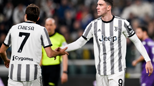 TURIN, ITALY - FEBRUARY 12: Federico Chiesa of Juventus giving a hi-five to teammate Dusan Vlahovic during the Serie A match between Juventus and ACF Fiorentina at Allianz Stadium on February 12, 2023 in Turin, Italy. (Photo by Daniele Badolato - Juventus FC/Juventus FC via Getty Images)