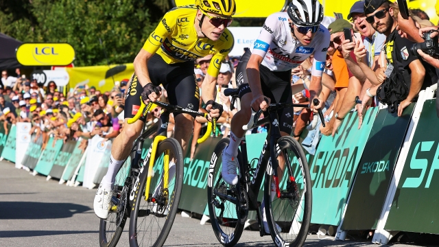 Tour de France 2023 - 110th Edition - 15th stage Les Gets les Portes du Soleil - Saint-Gervais Mont-Blanc 179km - 16/07/2023 - Jonas Vingegaard (DEN - Jumbo - Visma) - Tadej Pogacar (SLO - UAE Team Emirates) - photo Kei Tsuji/SprintCyclingAgency©2023