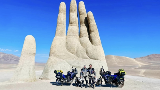 L'atteso incontro davanti alla Mano del Desierto nel deserto di Atacama