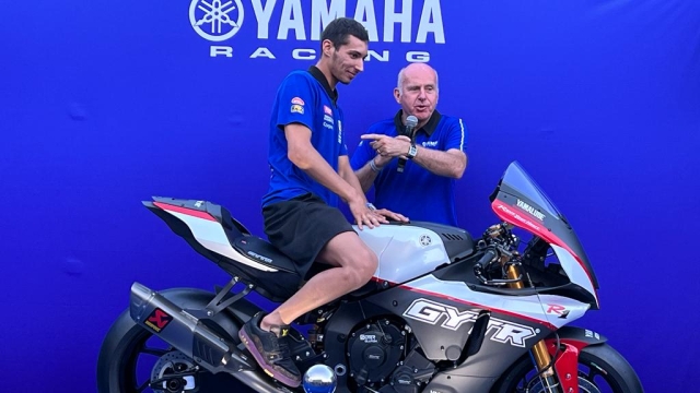 Il pilota Toprak Razgatlıoğlu e il presidente Yamaha Europe presentano la  nuova R1GYTR PRO 25th anniversary