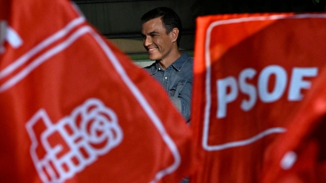 TOPSHOT - Spanish Prime Minister and Socialist Party (PSOE) candidate for re-election Pedro Sanchez celebrates with supporters after Spain's general election at the Spanish Socialist Party (PSOE) headquarters in Madrid on July 23, 2023. The Spanish right is only just slightly ahead of the socialists of Prime Minister Pedro Sanchez, who maintains a chance to stay in power through the game of alliances, according on partial results following Spain's general election. (Photo by JAVIER SORIANO / AFP)
