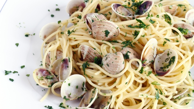 detail of dish with spaghetti, clams and parsley