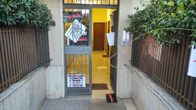 Cartelli contro la violenza sulle donne affissi in occasione del corteo per ricordare Michelle Causo, la ragazza di 17 anni uccisa un mese fa nel quartiere Primavalle, a Roma, 28 luglio 2023. ANSA