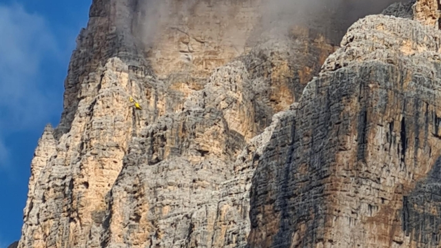 Una guida alpina altoatesina, Diego Zanesco, è morta precipitando da una parete della Tofana di Rozes, a Cortina, che stava scalando in solitaria e in 'free', cioè senza corde, 31 Luglio 2023. ANSA/US SOCCORSO ALPINO DEL VENETO